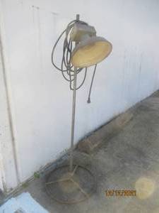 lot 19 image: FLOOR LAMP