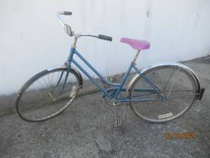 lot 20 image: VINTAGE SCHWINN BICYCLE