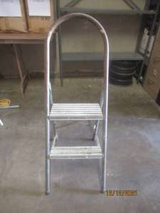 lot 39 image: FOLDING STEP STOOL