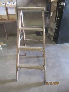 lot 40 image: 4FT WOODEN LADDER
