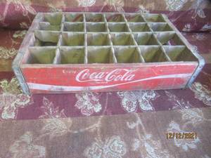 lot 64 image: VINTAGE COCA COLA CRATE