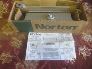 lot 31 image: NORTON TRI-STYLE 1600 SERIES NON HANDED DOOR CLOSERS