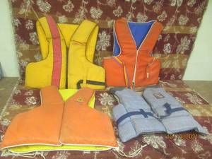 lot 96 image: 4 ADULT LIFE JACKETS