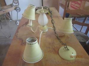 lot 115 image: VINTAGE CHANDILER STYLE LIGHT FIXTURE