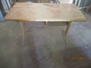 lot 124 image: WOOD DESK 4FT X 2FT X 29 TALL  NO DRAWERS