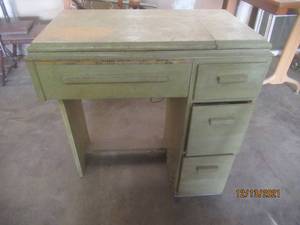 lot 125 image: VINTAGE SINGER SEWING MACHINE TABLE