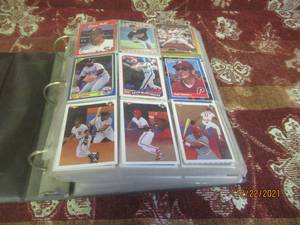 lot 139 image: GENEROUS AMOUNTOF MLB BASEBALL COLLECTABLE TRADING CARDS