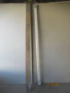 lot 147 image: LITHONIA LIGHTING 8FT TANDEM HEAVY DUTY HIGH OUTPUT STRIP WITH BULBS