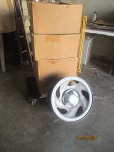lot 149 image: SET OF 4 FORD TRUCK RIMS WITH CENTER CAPS
