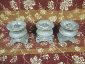lot 150 image: 3 ROUND GATE FRAME CANTILEVER ROLLERS FOR SLIDING GATE
