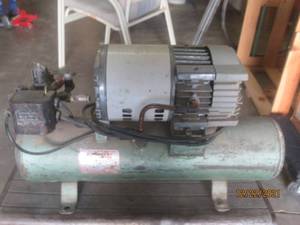 lot 151 image: INDUSTRIAL DUTY AIR COMPRESSOR