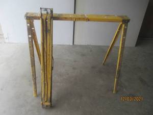 lot 107 image: SET OF 2 METAL FOLDING SAW HORSES