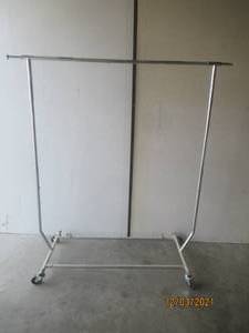 lot 101 image: METAL ROLLING CLOTHING RACK