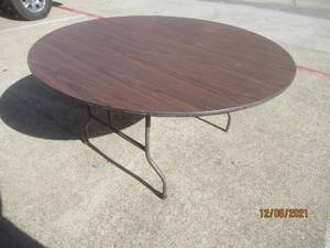 lot 102 image: 59DIAMETER WOOD TOP FOLDING TABLE