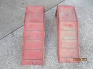 lot 197 image: SET OF 2 CAR RAMPS