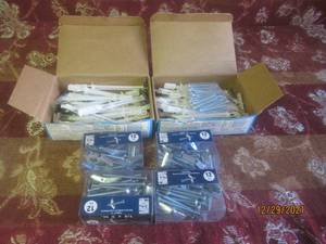 lot 204 image: GENEROUS AMOUNT OF TOGGLE BOLTS