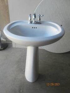 lot 210 image: PORCELAIN PEDESTAL SINK (2 PIECES)