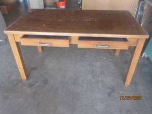 lot 211 image: MEMBER WOOD OFFICE FURNITURE DESK WITH 2 DRAWERS 5FT X 34 X 30TALL