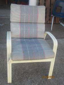 lot 216 image: METAL PATIO CHAIR WITH REMOVEABLE CUSHION