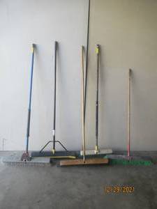 lot 219 image: 5 SHOP PUSH BROOMS