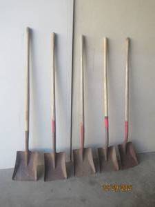 lot 221 image: 5 SQUARE HEAD SHOVELS