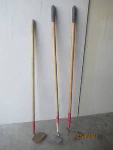 lot 230 image: 3 GARDEN HOES