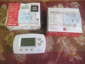 lot 282 image: 3 HONEYWELL THERMOSTATS