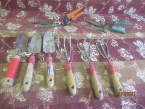 lot 301 image: 8 GARDEN HAND TOOLS