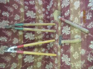 lot 311 image: 4 YARD TOOLS