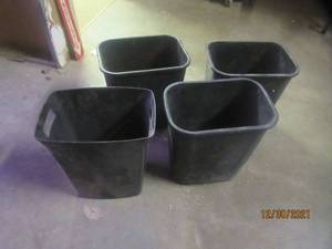 lot 322 image: 4 PLASTIC 6GAL TRASH CANS