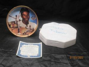 lot 353 image: JACKIE ROBINSON BREAKING BARRIERS COLLECTORS PLATE #2163A WITH SIGNITURE AND C.O.A