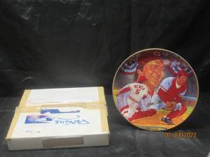 lot 357 image: JOHNNY BENCH FAME AT THE PLATE COLLECTORS PLATE #1067 WITH SIGNITURE