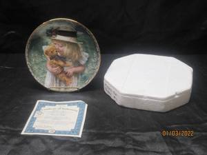 lot 358 image: SANDRA KUCKS COLLECTORS PLATE #880A KISSES FOR TEDDY WITH SIGNITUIRE AND C.O.A