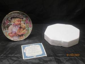 lot 359 image: SANDRA KUCKS COLLECTORS PLATE #4584A LOVES GENTLE EMBRACE WITH SIGNITURE AND C.O.A