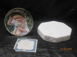 lot 360 image: SANDRA KUCKS COLLECTORS PLATE #1620A TENDER MOMENTS WITH SIGNITURE AND C.O.A