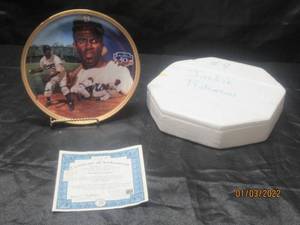 lot 361 image: JACKIE ROBINSON WORLD CHAMPION COLLECTORS PLATE #204A WITH SIGNITURE AND C.O.A