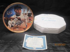 lot 362 image: JACKIE ROBINSON BATTING CHAMPION COLLECTORS PLATE #637A WITH SIGNITURE AND C.O.A