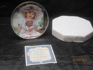 lot 366 image: SANDRA KUCKS RIBBONS AND LACE PLATE#735A WITH SIGNITURE AND C.O.A