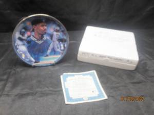 lot 370 image: KEN GRIFFEY JR 1997 AMERICAN LEAGUE HOME RUN LEADER PLATE #1684A WITH SIGNITURE AND C.O.A