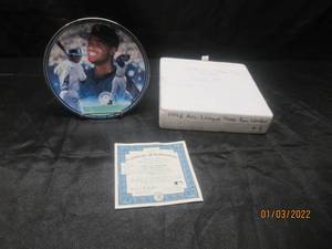 lot 372 image: KEN GRIFFEY JR 1998 AMERICAN LEAGUE HOME RUN LEADER PLATE #1376A WITH SIGNITURE AND C.O.A