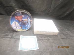 lot 374 image: KEN GRIFFEY JR 9 TIME GOLD GLOVE WINNER PLATE #1132A WITH SIGNITURE AND C.O.A