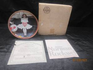 lot 376 image: NORMAN ROCKWELLS SITTING PRETTY PLATE #12342G WITH SIGNITURE AND C.O.A