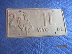 lot 58 image: VINTAGE WYOMING 1962 LICENSE PLATE