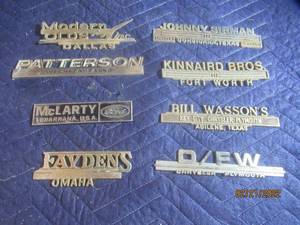 lot 76 image: VINTAGE METAL DEALERSHIP EMBLEM BADGES  LOT OF 8.