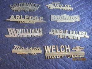 lot 81 image: VINTAGE METAL DEALERSHIP EMBLEM BADGES  LOT OF 8.