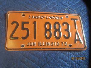 lot 133 image: VINTAGE 1975 ILLINOIS LICENSE PLATE