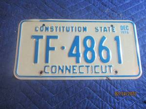 lot 143 image: VINTAGE 1976 CONNECTICUT LICENSE PLATE