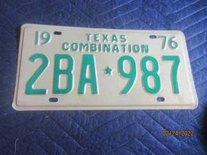 lot 182 image: VINTAGE 1976 TEXAS COMBINATION LICENSE PLATE
