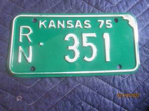 lot 103 image: VINTAGE KANSAS 1975 MOTORCYCLE LICENSE PLATE