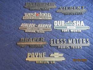 lot 202 image: VINTAGE PLASTIC DEALERSHIP EMBLEM BADGES LOT OF 8.